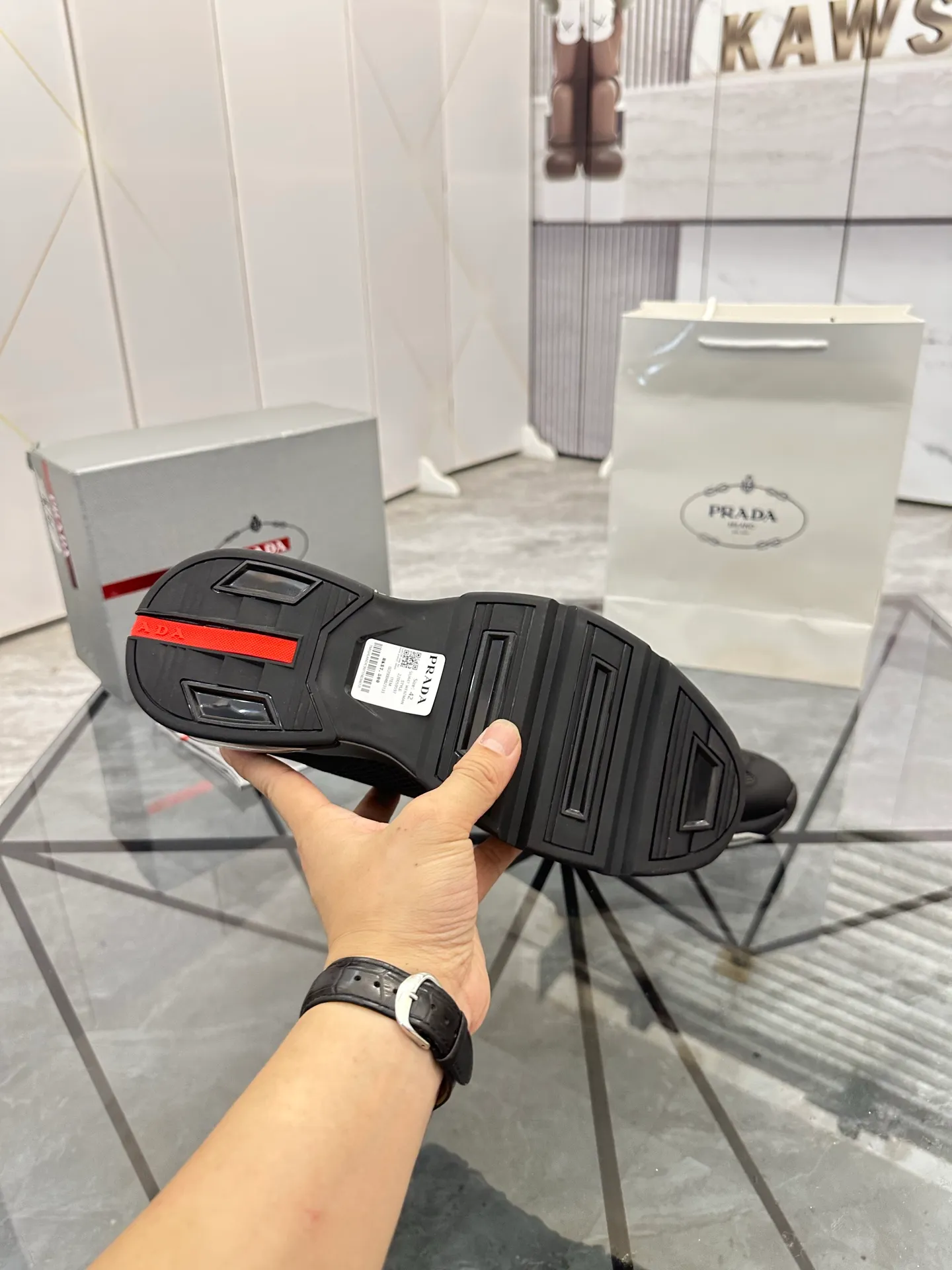 Men's shoes for sale 💰: 💰P660¥ High-end top quality Product trademark: Prada *"Prada*" low-top casual shoes Regular size: 38-45 (can be customized to 46) Product materials: Upper imported first-layer cowhide spliced ​​with original fabric, breathable lining, cowhide foot pads, original air cushion outsole. No.: 001